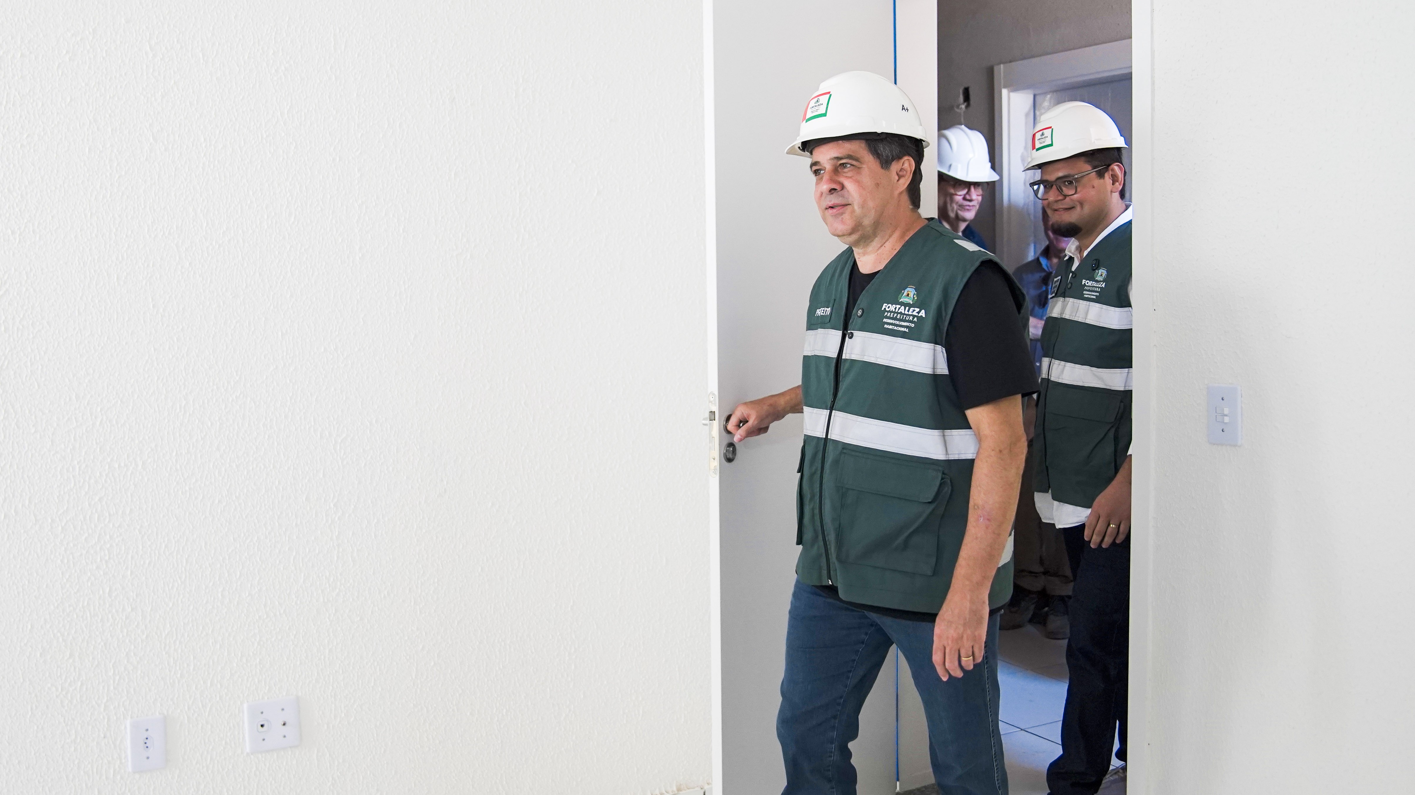 Prefeito Evandro Leitão entrando num apartamento do residencial em construção